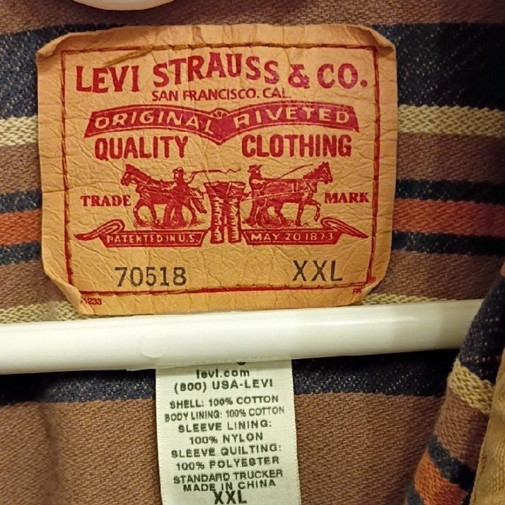 Levi's Classic Denim Jacket with Beige Collar - Picture 2 of 5